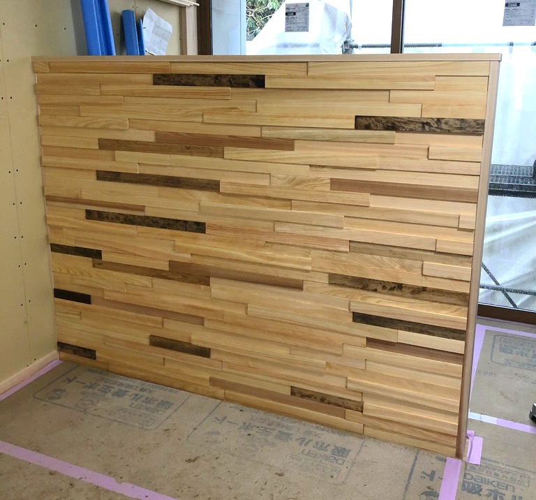 間伐材端材のモザイク壁施工