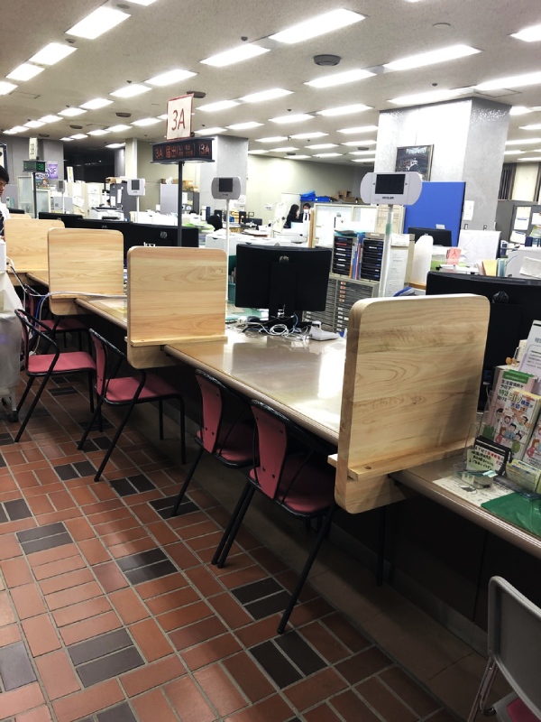 小田原市役所内の間伐材ヒノキ衝立（ついたて）を作製。