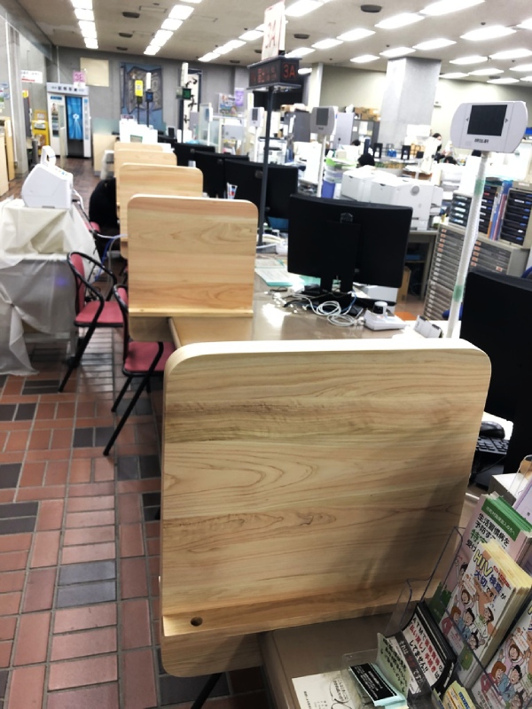 小田原市役所内の間伐材ヒノキ衝立（ついたて）を作製。