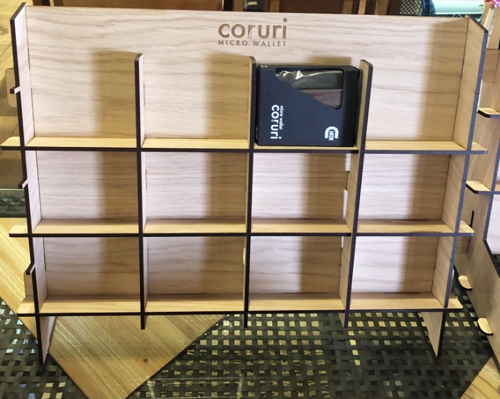 財布用ディスプレイ什器の作製。