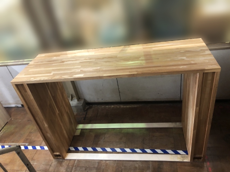 休憩室のカウンターと腰当ての作製。