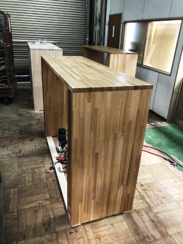 休憩室のカウンターと腰当ての作製。
