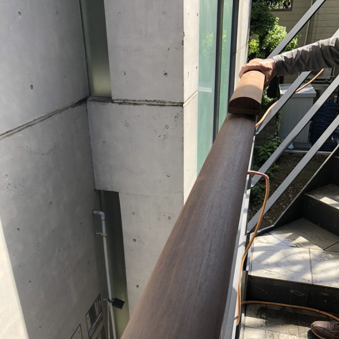 表参道のコンテナビルに手摺りを納品