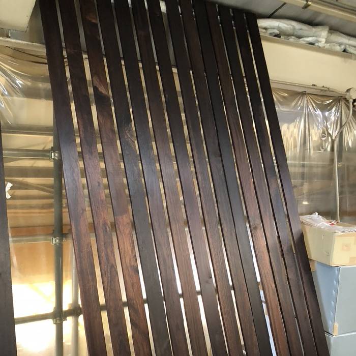 表参道のコンテナビルに手摺りを納品