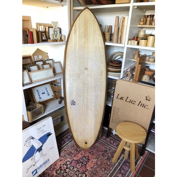 木でできたサーフボード