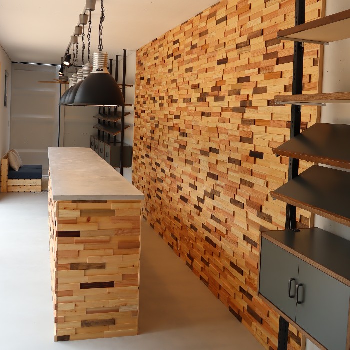 西湖コンテナハウスウッドデッキを作製