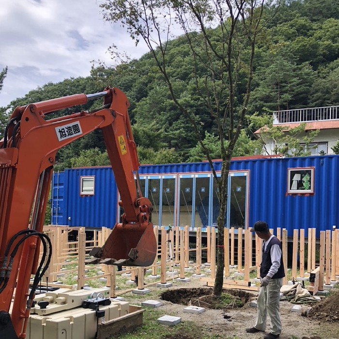 西湖コンテナハウスウッドデッキを作製