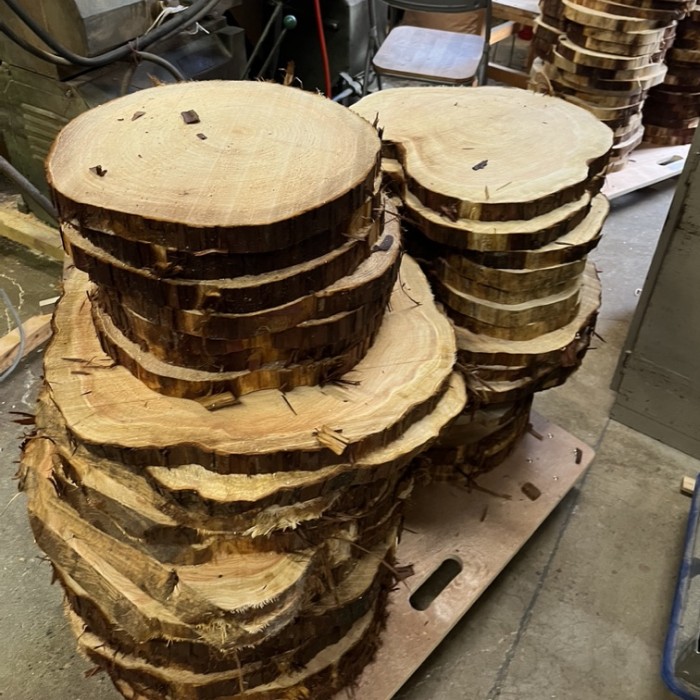 箱根の温泉ホテルさんの間伐材丸太