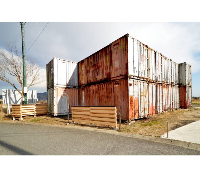 木工団地に木製の塀（へい）ができました