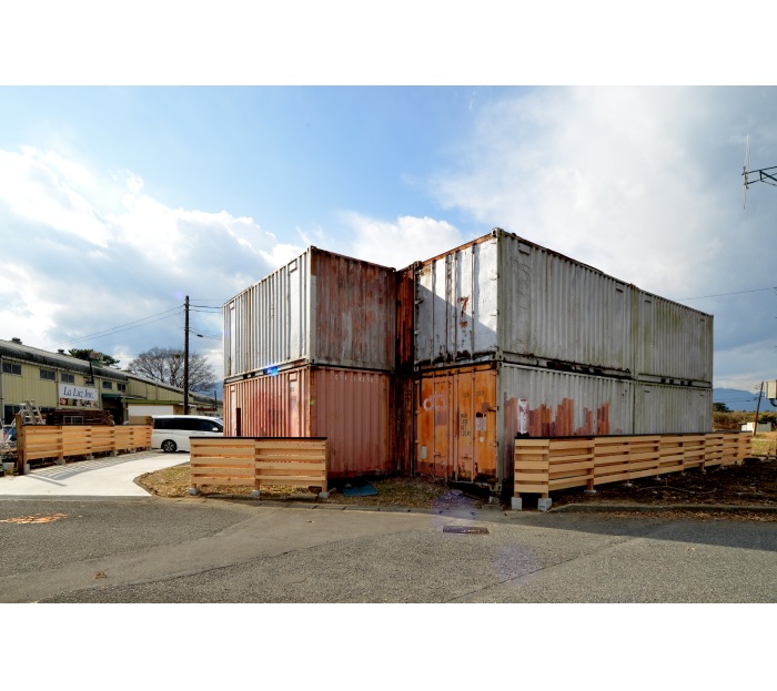 木工団地に木製の塀（へい）ができました