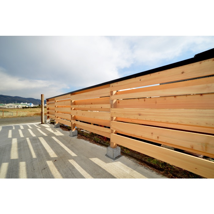 木工団地に木製の塀（へい）ができました