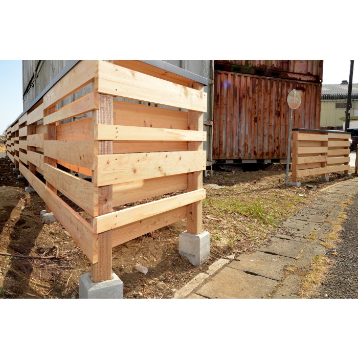 木工団地に木製の塀（へい）ができました