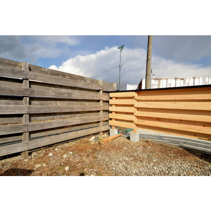 木工団地に木製の塀（へい）ができました