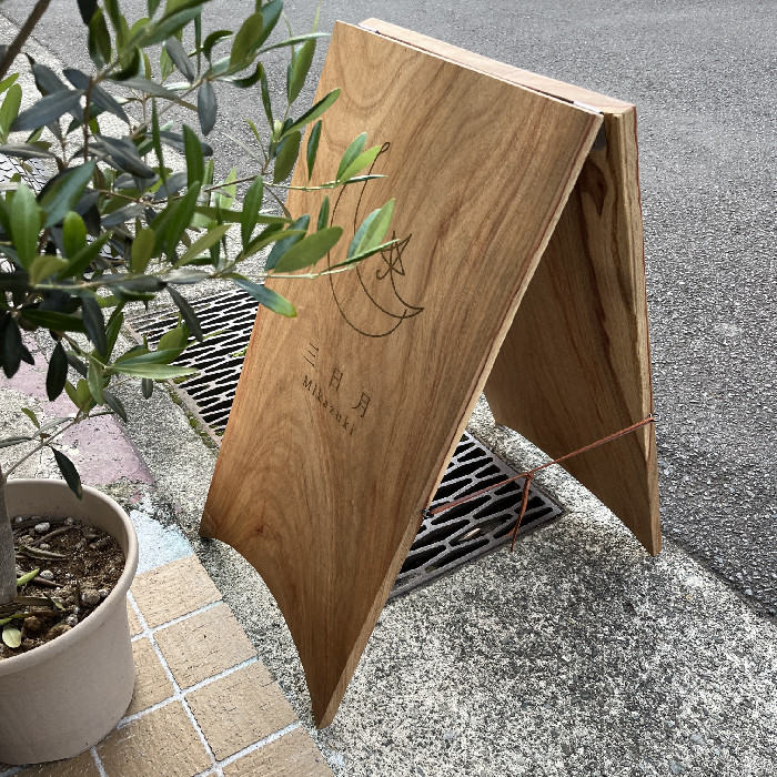 【OEM】三日月の看板を製作