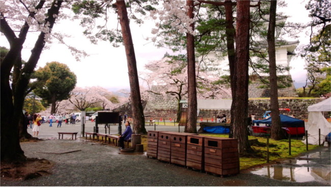 小田原城址公園のベンチとゴミ箱を製作