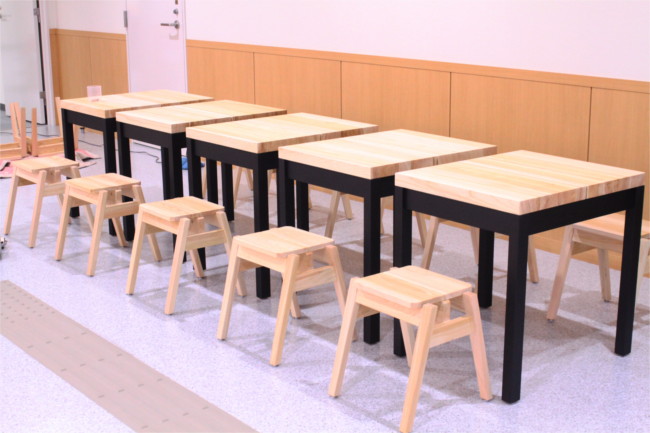 小田原市民交流センターUMECOの机と椅子