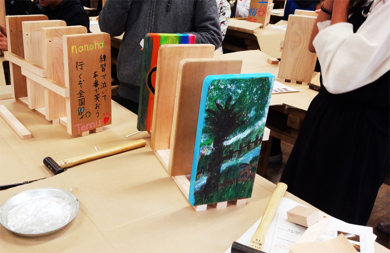 小田原市主催の木育授業最終：卒業記念品での本立て作りに協力しました。