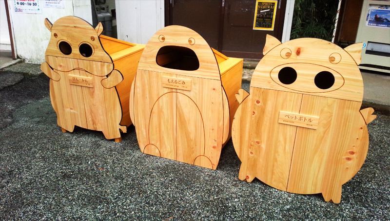 小田原城こども遊園地内にベンチ・ゴミ箱を設置しました。
